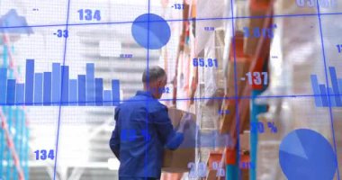 Depo toplayıcısı merdivene tırmanıyor, toplanmak için kutu alıyor, mavi izleme ölçümleri var. Sanayi, lojistik, envanter, üretkenlik, verimlilik, mühendislik, veri görselleştirme