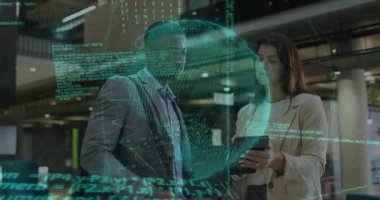 İş kadını, iş arkadaşı hologram analizini incelerken şifreli veri küresini çalıştırıyor. Teknoloji, işbirliği, yenilik, dijital, kurumsal, fütüristik, veri