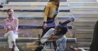 Sunucu, mikrofon işaretini takiben istifa ediyor ve eğitim devrelerinin ortasında tableti kabul ediyor. İşbirliği, yenilik, fütüristik, liderlik, müdahale, akıl hocalığı, takım çalışması