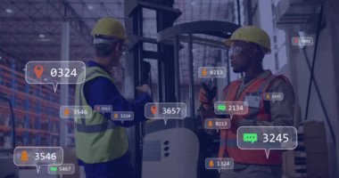 Depo operatörleri forkliftte el kol hareketi yapıyor, pimleri gösteriyor ve sohbet uyarıları koordinasyon uyarıları veriyor. Sanayi, lojistik, dijital, teknoloji, işbirliği, güvenlik, verimlilik