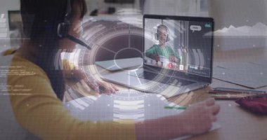 Diz üstü bilgisayara güç veren ve oğlanla telefon görüşmesi yapan bir kız, yüksek çözünürlüklü grafiklerle dolu çalışma notları alırken. Eğitim, teknoloji, işbirliği, dijital, çocuklar, iletişim, yaratıcı