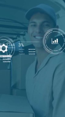 Kutuları tutan beyaz teslimatçının portresine karşı veri işleme animasyonu. Gelecekteki tedarik zinciri ve lojistik ağ işi kavramı