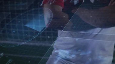 Erkek atlet kale ağındayken kamera dairesel HUD grafiklerini eğitirken yukarı çıkıyor. Spor, teknoloji, fitness, performans, arayüz, dijital, eğitim