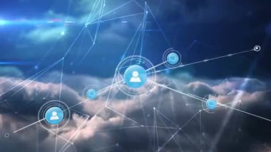 Gökyüzü üzerindeki bulutlarla bağlantı ağının animasyonu. küresel ağ, bağlantılar ve teknoloji konsepti dijital olarak oluşturulmuş video.