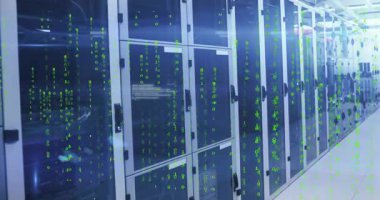 Kamera, sunucu raflarının önünden geçiyor. Kapıların üzerinden yeşil ikililer geçiyor. Veri akışını görselleştiriyor. Teknoloji, siber güvenlik, veri, dijital, ağ, altyapı, fütüristik