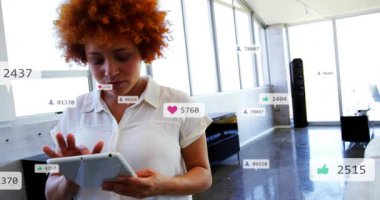 İçerik yaratıcısı, çarpışma için tableti kaydırıyor. Kalbi canlandırıyor ve sayıları artıyor, sonra düşüyor. Dijital pazarlama, sosyal medya, üretkenlik, yenilik, modern tasarım, iletişim, teknoloji