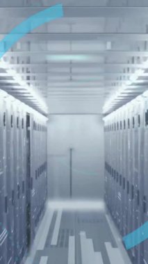 Ağ sunucu odası üzerinden, dairesel tarayıcı işleme engellenmiş ileti verisinin canlandırılması. Veri, güvenlik, dijital arayüz, bağlantı, işlem ve iletişim, dijital olarak oluşturulmuş video.