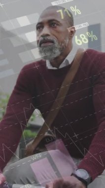 Şehirde bisiklet süren yaşlı Afro-Amerikan bir adam için bilgi arayüzü animasyonu. Dijital bileşik, çoklu pozlama, rapor, iş, büyüme, küresel, emeklilik, teknoloji.