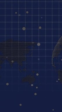 Dönen dünya üzerinde veri işleme animasyonu ve mavi arka planda dünya haritası. Bilgisayar arayüzü ve iş teknolojisi kavramı