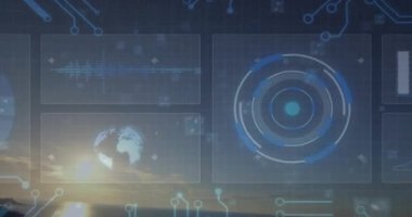 Güneş okyanus ufkundan aşağı iniyor şeffaf HUD paneller, devreler ve çizelgeler çiziyor. Gelecek, teknoloji, arayüz, dijital, yenilik, kıyı, manzara