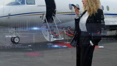 İşletme yöneticisi akıllı telefon komutu veriyor, AR taramasını başlatıyor özel jet tanısı koyuyor. Teknoloji, yenilik, dijital, uzay, hareketlilik, kurumsal, fütürist