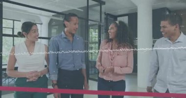 Ofis arkadaşları kırmızı kurdele lobisine giriyor, kadın makasla kesiyor, grup alkışlıyor. Şirket, kutlama, takım çalışması, modern, profesyonel, başarı, başarı