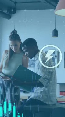 İkonların animasyonu, raporları tartışan farklı iş arkadaşlarının sayılarının değişen grafikleri. Dijital bileşik, çoklu pozlama, fikirler, medikal, iş, büyüme, planlama ve takım çalışması kavramı.