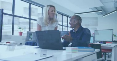 Analizci, bilgisayardaki holografik çizelgeleri aktive ederek iş analizi için danışman etrafında daireler çiziyor. Teknoloji, yenilik, takım çalışması, veri görselleştirme, kurumsal, gelecekçi, dijital arayüz