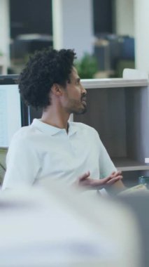 Muhtelif meslektaşların ofiste iş görüşmesi üzerine finansal veri işleme animasyonu. Küresel iş, finans, bilgisayar ve dijital arayüz kavramı dijital olarak oluşturulmuş video.