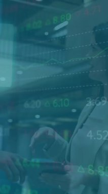 Çeşitli doktorların sayılarla olan bağlantılarının animasyonu. Küresel tıp sağlık ve dijital arayüz kavramı dijital olarak üretilen video.