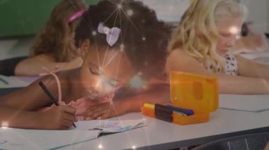 Ders kitabı yazan ve sınıf arkadaşları matematik yazarken ağ kaplamasını etkinleştiren kız öğrenci. Çocuklar, eğitim, sınıf, odaklanma, işbirliği, öğrenme, akademik