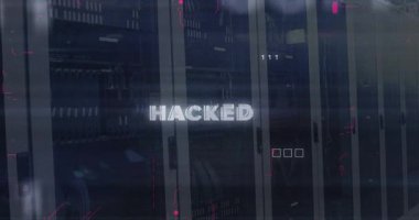 Başlangıçta HACKED metninin sunucu raflarında belirişini ve veri sızıntısını gösteren renkleri gösterirken. Siber güvenlik, dijital, teknoloji, veri, kırılganlık, ağ, müdahale