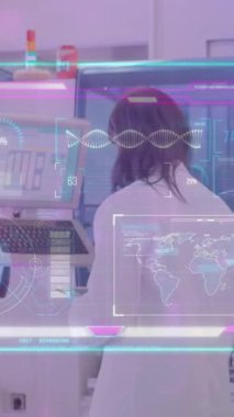 Matematiksel denklemlerin kadın öğretmen üzerinden canlandırılması ve gülümseme. Küresel işletme finansmanı ve veri işleme kavramı dijital olarak oluşturulmuş video.