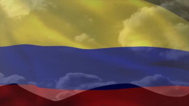 Hafif bir esinti Kolombiya bayrağını dalgalanan kümülüs bulutlarına karşı dalgalandırıyor. Vatanseverlik, çırpınma, hareket, kumaş, açık hava, dinamik, dinginlik