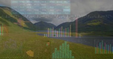 Sahnede yeşil vadiyi dolduran dijital örtüler manzara üzerindeki verileri görselleştirmede kayboluyor. Doğa, manzara, analitik, veri görselleştirme, çevre, manzara, kesinlik