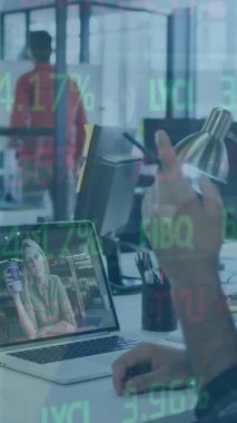 Çeşitli iş arkadaşlarının bilgisayardaki video görüşmeleri üzerinden ticaret kurulunun animasyonu. Dijital bileşik, çoklu pozlama, iş, borsa, planlama ve teknoloji kavramı.