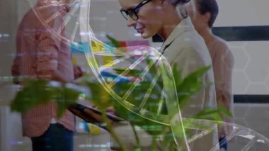 Bilim adamı olarak DNA sarmalları tablete danışmanlık yapıyor ve biyoteknoloji araştırmaları için klasörü geçiyor. Yenilik, işbirliği, teknoloji, takım çalışması, modern, çalışma alanı, veri