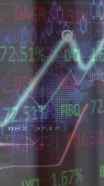 Akıllı telefondan elde ödeme yerine veri işleme animasyonu. Küresel iş ve dijital arayüz kavramı dijital olarak oluşturulmuş video.