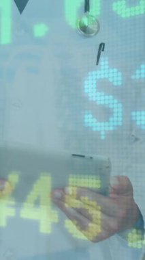 Çeşitli doktorlar üzerinde finansal veri işleme animasyonu. Küresel tıp, sağlık, iş, bilgisayar ve veri işleme kavramı dijital olarak oluşturulmuş video.
