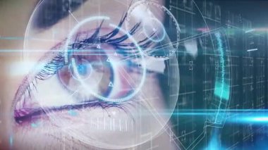 Kadın gözü üzerinden veri işleme animasyonu. küresel bağlantılar, veri işleme ve dijital arayüz konsepti dijital olarak oluşturulmuş video.
