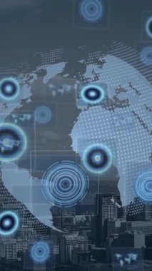 Dünya ve şehir manzarası üzerindeki ekranlarda tarama yapan dürbünlerin bileşimi. küresel bağlantılar, dijital arayüz ve teknoloji konsepti dijital olarak oluşturulmuş görüntü.