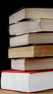 Siyah arkaplanda yüzen okul resimli resimlerinin animasyonu. Okul kavramına geri dönüş dijital olarak oluşturulan imaj.