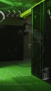 Programlama dili, dünya, harita, grafik ve veri sunucu raflarıyla hud ekranlarının animasyonu. Dijital bileşik, ağ, veri merkezi, güvenlik, teknoloji, küresel ağ, kodlama, veri işleme.