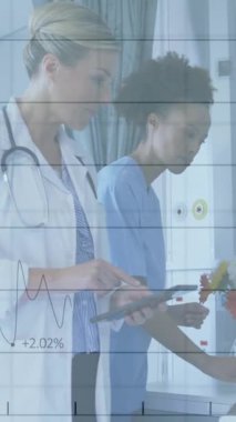 Hastanedeki hasta bakımını, doktorları ve hemşire raporlarını inceliyor. Sağlık, takım çalışması, işbirliği, profesyoneller, danışma, belgeleme