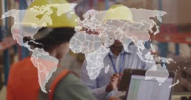 Koordinatör tableti tıklayarak ve dizüstü bilgisayarı izleyerek lojistik güzergahları gösteren animasyon haritasına neden oluyor. Sanayi, takım çalışması, lojistik, teknoloji, işbirliği, dijital, tedarik zinciri