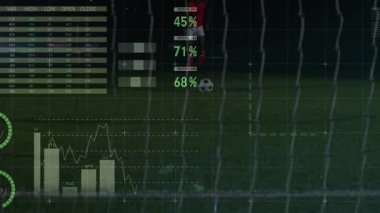 Stadyumdaki Afrikalı Amerikan futbolcunun bacaklarının üzerinde grafik ve veri animasyonu. finans, ekonomi, profesyonel spor ve dijital teknoloji konsepti dijital olarak oluşturulmuş video.