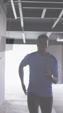 Terk edilmiş bir binada koşan bir adamın bağlantı ağının animasyonu. Dijital arayüz küresel spor ve performans konsepti dijital olarak oluşturulmuş video.