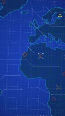 Mavi zemin üzerinde dünya haritası üzerinde veri işleme animasyonu. Küresel teknoloji, hesaplama, bağlantılar ve dijital arayüz konsepti dijital olarak oluşturulmuş video.