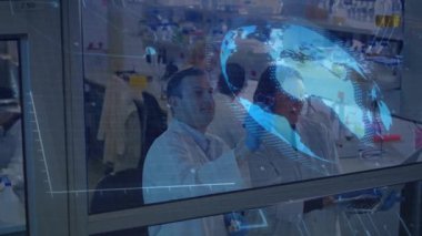 Erkek bilim adamı araştırma görüşü için panele dijital küre vuruyor ve veri tablolarını işaret ediyor. Araştırma, yenilik, teknoloji, işbirliği, analitik, fütürizm, veri görselleştirmesi