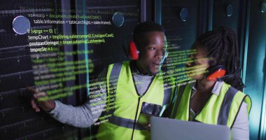 Güvenlik yelekleri giyen teknisyenler veri merkezinde dizüstü bilgisayar kullanarak sunucu rafını işaret ediyorlar. Teknoloji, altyapı, siber güvenlik, sanayi, yenilik, işbirliği, dijital