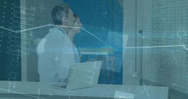 Verileri tarıyorum, laboratuvar önlüklü iki sıhhiyeci laboratuarda dizüstü bilgisayar ve tahta kullanıyor, dijital kaplamalı. Analizler, sağlık hizmetleri, araştırma, dijital arayüz, işbirliği, profesyonel, yenilik