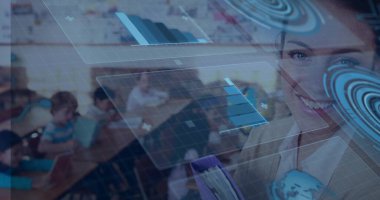 Sınıfta klasörler tutan gülümseyen bir eğitimci, tabletli tabletler kullanan çocuklar, kopya alanı. Eğitim, teknoloji, öğrenme, dijital, sınıf, yenilik, işbirliği