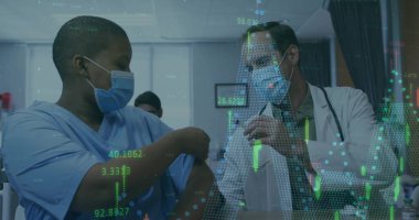 Maskeli doktor şırınga hazırlıyor ve maske takan hemşire klinikte koluna veriler yerleştiriyor. Sağlık, tıbbi, klinik, profesyonellik, teknoloji, yenilik, hijyen