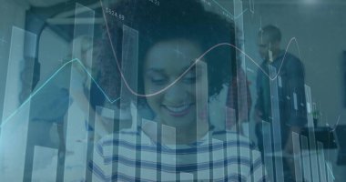 Çizgili çizgili saçlı, gülümseyen, kıvırcık saçlı kadın. Ofisteki mali verileri analiz ediyor. İşbirliği, takım çalışması, veri görselleştirme, profesyonel, modern, ofis ortamı, analitik