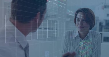 Finans verilerini tartışıyorlar, iki analist ofis cam masasında şeffaf mali tabloları inceliyor. İşbirliği, analitik, teknoloji, şirket, çalışma alanı, üretkenlik, strateji