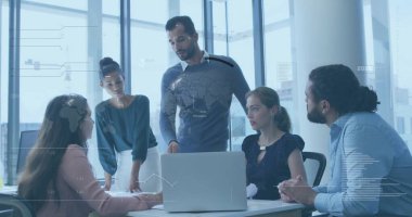 Verilerin analiz edilmesi, iş dünyasından profesyonellerin bilgisayarın etrafında dijital örtülerle iş birliği yapması. Şirket, takım çalışması, yenilik, modern, analitik, sunum, üretkenlik