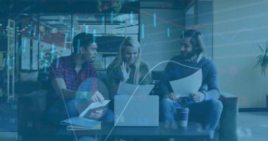 Ofis odasındaki belgeleri inceleyen meslektaşlarının ayrıntılarını tartışıyoruz. İşbirliği, takım çalışması, modern, profesyonel, yenilik, beyin fırtınası, gelişigüzel