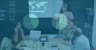 Toplantı odasında dizüstü bilgisayarlarla projeksiyon ekranında veri gösteren sunucu gösteriliyor, kopyalama alanı. Şirket, işbirliği, teknoloji, analitik, strateji, profesyonel, takım çalışması