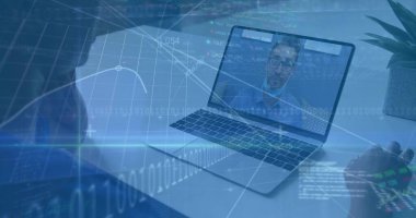 Çalışma arkadaşının masasında konuşurken gösterdiği laptopun sulu veri örtüsü. Teknoloji, işbirliği, dijital, yenilik, modern, üretkenlik, analitik