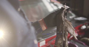 Tamir atölyesinde açık kaputun altında kirli bir bez parçasıyla eldiven silme, kopyalama alanı. Tamirci, otomotiv, bakım, sanayi, atölye, donanım, onarım